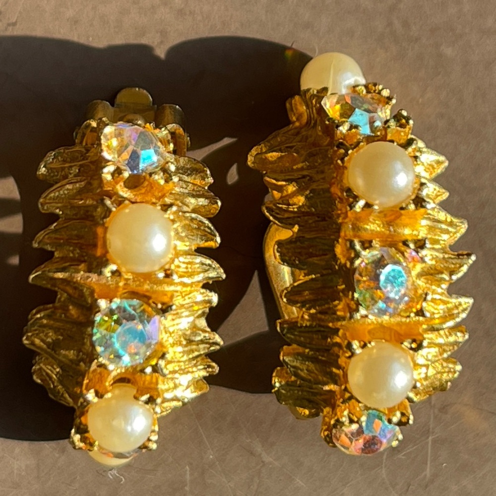 Vibrant Gold-tone Faux Pearl AB Crystal Vintage Signed Har Clip Earrings